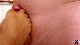 Maxine got her feet spermed by cougar milf