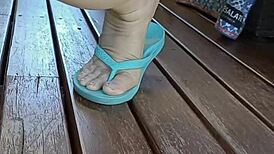 Καυτή ώριμη κάνει σκουάτ ανοίγει μουνί υπαίθρια στη βεράντα