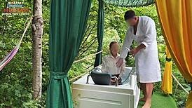 receptionist bathes then gulps client's throbbing cock damn!!