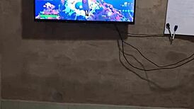 Fui jogar videogame ele nao se aguentou de tesao me chupou e gozou gostoso