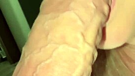 Tittar på hennes ute-onani sen hårdknullar med monsterkuk creampie