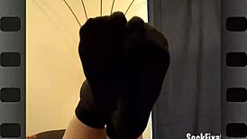 hey peel off my sweaty socks slowly then worship these toes joi 😏👣
