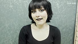 FUCK HORNY GOTH MAVIS DRACULA'S PINK PUSSY NOW AND CUM ON FEET!