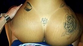 Casada gemendo no anal enquanto fala com corninho 📞🍑💦