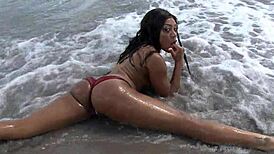 ebony babe rams dildo in fat ass publicly on florida beach