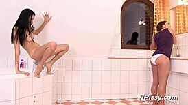 Lesbiska suktar efter att byta heta golden showers va?