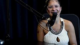 dançarina do lutero grava pornô com sheer red lingerie apesar do desprezo familiar