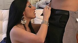 MILF mora mamma provocante calze bianche struscia cazzo cowgirl