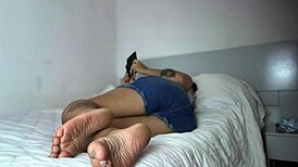 You catch this curvy babe farting on bed while reading