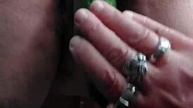 Oma stopt harige kut vol met enorme komkommer, geloof je dit?!