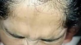 mi hermosa vecina vino a bañarse y no savia q no avia puerta le oriné en la cara y la hice tragar mi semen todo