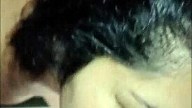 mi hermosa vecina vino a bañarse y no savia q no avia puerta le oriné en la cara y la hice tragar mi semen todo