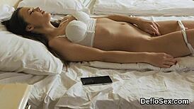 Heiße 18+ Jungfrau fingert ihre weiche Muschi close-up bis intensiver Orgasmus