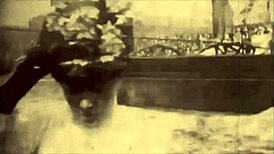 Vintage erotische kunst vangt sensuele antieke scènes in retro stijl