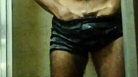 ei amor tô no banho te masturbando até gozar vem ver meu pau latejando