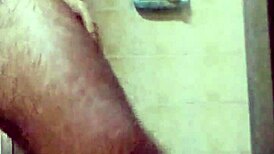 ei amor tô no banho te masturbando até gozar vem ver meu pau latejando