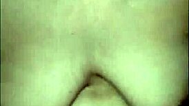 mi hermosa vecina vino a bañarse y no savia q no avia puerta le oriné en la cara y la hice tragar mi semen todo