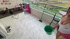 empregada latina usa lingerie provocante pra enlouquecer o patrão voyeur