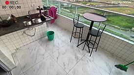 empregada latina usa lingerie provocante pra enlouquecer o patrão voyeur