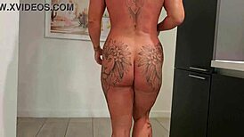 Milf bodybuilder bathes in milk for deepthroat anal rimjob squirting