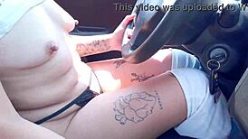 la chica taxista se desnuda en el carro mostrando todo