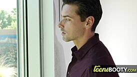 sarah despierta horny a master suckea su monster cock y lo toma doggystyle