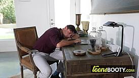 sarah despierta horny a master suckea su monster cock y lo toma doggystyle