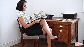 cleo summers rips pantyhose for busty british dirty talk wank!