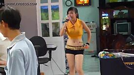 vietnamese bride dances cutely at wedding celebration