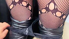 Madrastra venezolana seduce su hijastro como empleada con curvas calientes y pasión desi