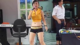 vietnamese bride dances cutely at wedding celebration