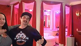 quer ver minha pingola dura impressionando a buceta dessa coroa tesuda com minhas bolas enormes?