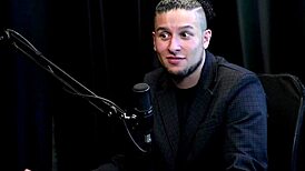 Falta De Comunicação Leads Women To Train Hands On Small Cock - Cadu Sem Fôlego Watch On Sheer Red