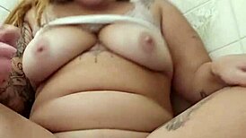 Wanna see this redhead squirt piss jet hard?? ruivinha esguichando