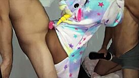 PADRASTRO CUMS WATCHING HIJASTRA FUCK HERMANASTRO HARD! 😈