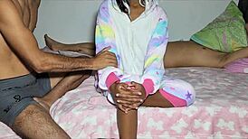 PADRASTRO CUMS WATCHING HIJASTRA FUCK HERMANASTRO HARD! 😈