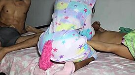 PADRASTRO CUMS WATCHING HIJASTRA FUCK HERMANASTRO HARD! 😈