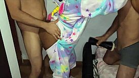 PADRASTRO CUMS WATCHING HIJASTRA FUCK HERMANASTRO HARD! 😈