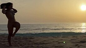 damiana safada flashando peitos na praia de portugal e chupando na canoa 😏🍑🌊