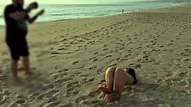 damiana safada flashando peitos na praia de portugal e chupando na canoa 😏🍑🌊