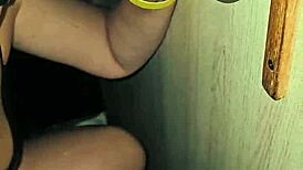 i sucked a huge endowed cock thru gloryhole at swing house an' he exploded cum in ma mouth