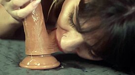 olha lady snow gemendo alto com consolo na boceta e chuva dourada no final