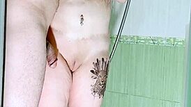 Ahijastro Espía Madrastra en Baño y Terminan Follando Salvaje con Tetas Naturales y Culo Tatuado