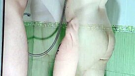 Ahijastro Espía Madrastra en Baño y Terminan Follando Salvaje con Tetas Naturales y Culo Tatuado