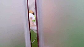 Ahijastro Espía Madrastra en Baño y Terminan Follando Salvaje con Tetas Naturales y Culo Tatuado