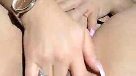 la coneja caliente fingers wet pink pussy to hard climax?