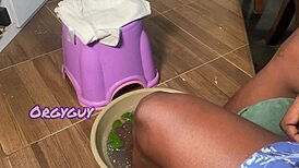 Juicy milf spreads trimmed black pussy naughty while nails done homemade couple