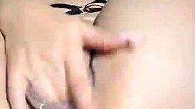 la coneja caliente fingers wet pink pussy to hard climax?