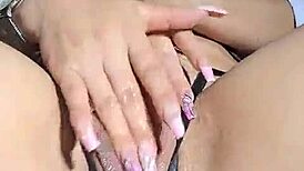 la coneja caliente fingers wet pink pussy to hard climax?