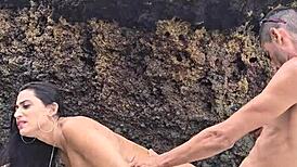 gostosa casada deepthroats big cock on beach transei